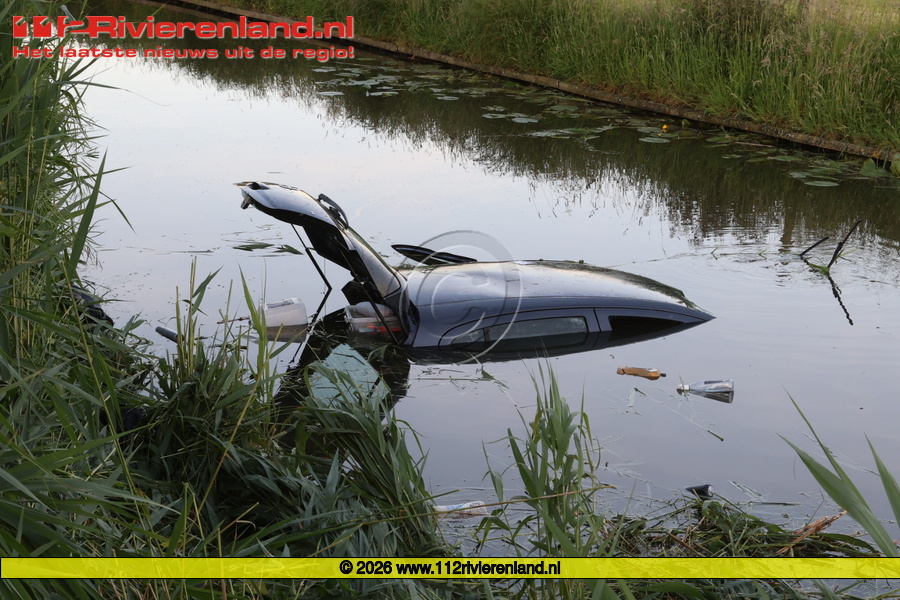 Voertuig belandt in water langs A15