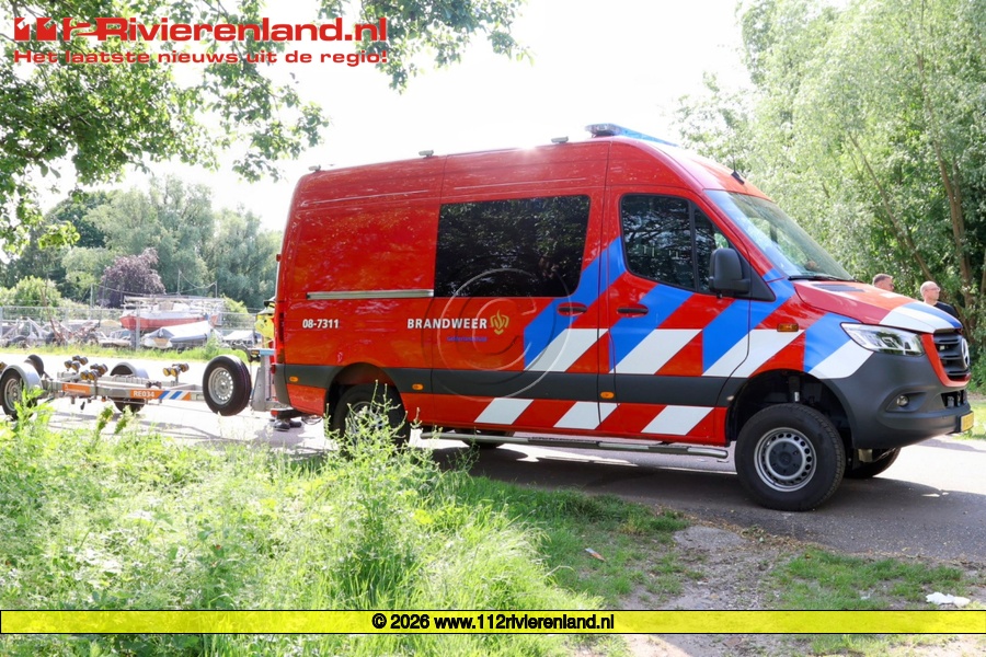 Bootje loopt vast op krib bij Fort Everdingen
