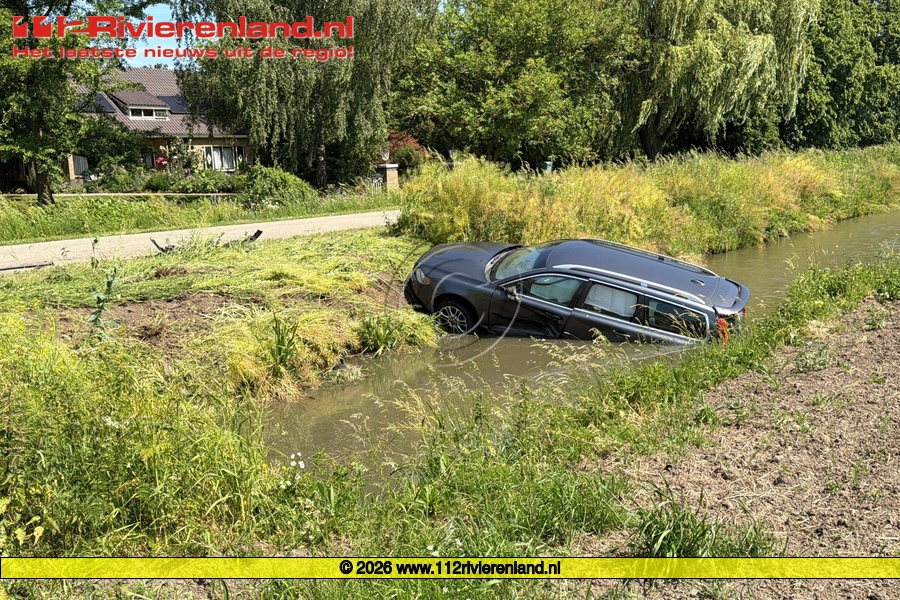 Auto in de sloot aan de Lange Steeg