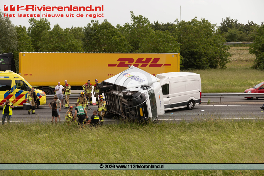 A15 dicht na ongeval met vrachtwagen en bestelbus