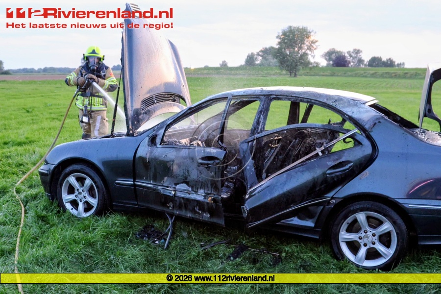 Bestuurder duwt brandende auto van de dijk af