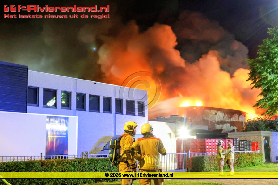 Leerdam - Zeer grote industriebrand bij Trackline