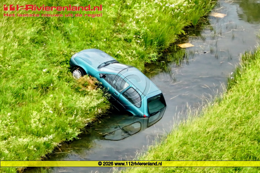 Auto belandt achterwaarts in sloot langs afrit A15