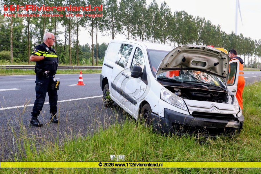 Auto met meerdere inzittenden belandt in berm langs A15