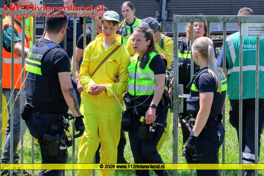 Tien demonstranten van spoor gehaald en aangehouden
