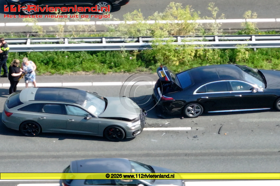 Meerdere auto's botsen op A15