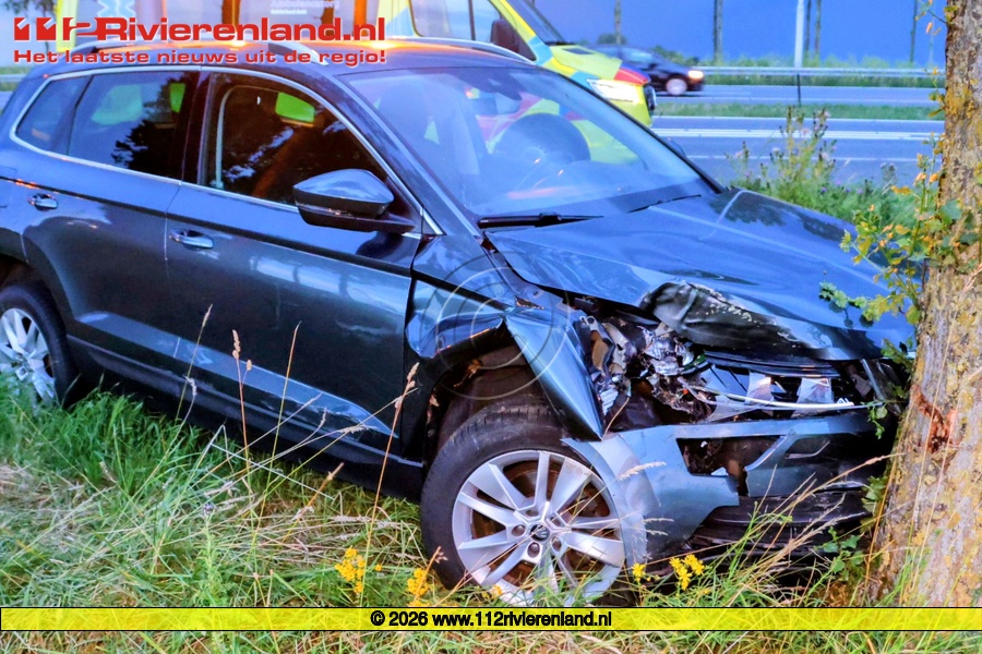 Auto botst tegen boom bij knooppunt Deil