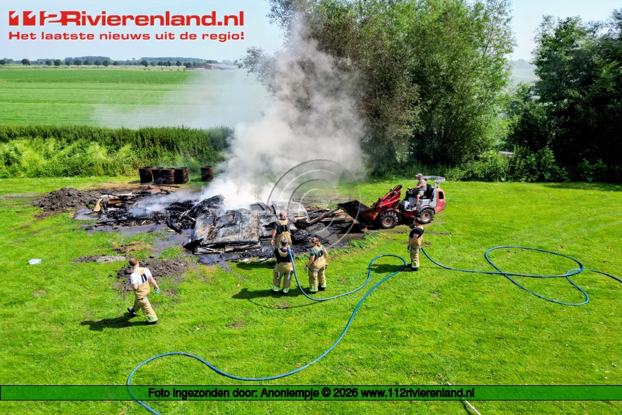 Brandweer blust brand in voormalig clubgebouw