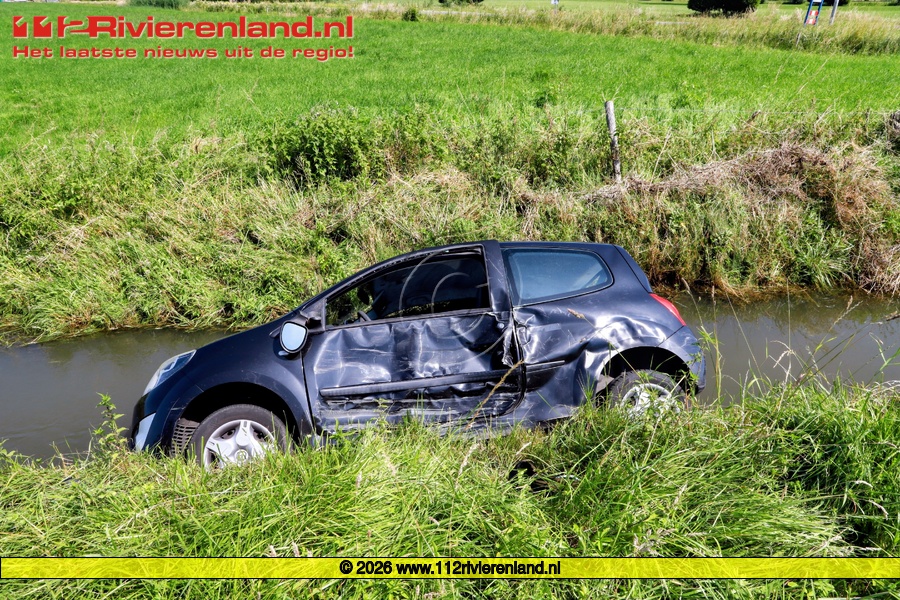 Auto belandt in sloot na botsing met vrachtwagen