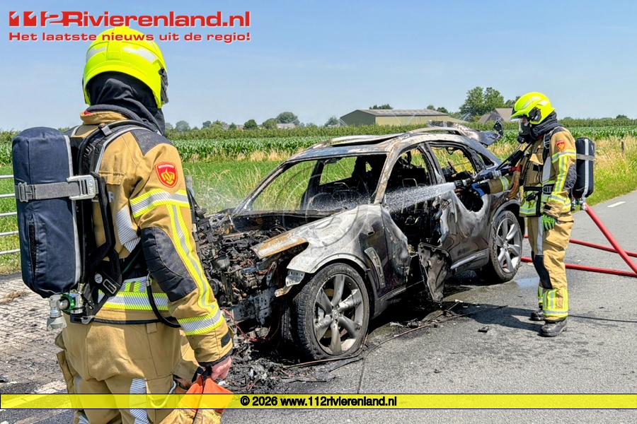 Personenauto brandt volledig uit na technisch mankement