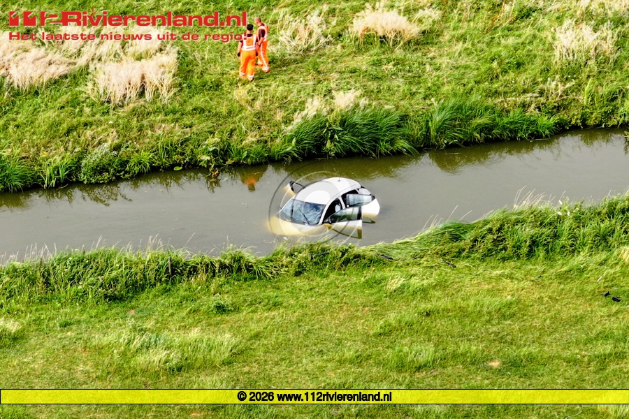 Auto in de sloot langs de A15