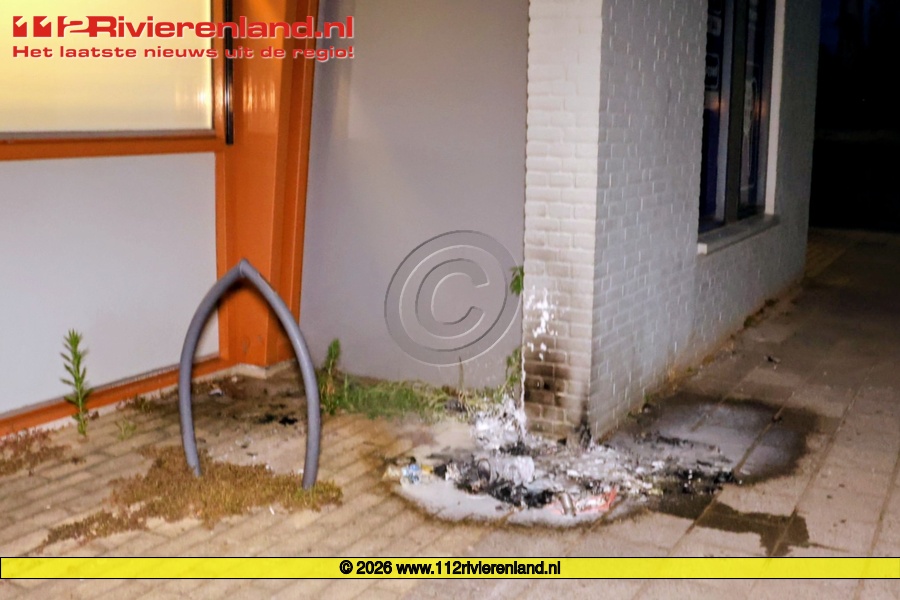 Buitenbrandje tegen gebouw aan