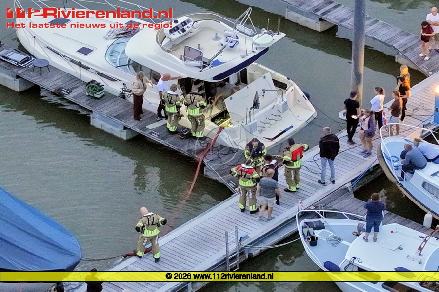 Brandweer voorkomt zinken van plezierjacht in haven