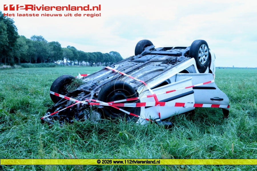 Auto op de kop in weiland, bestuurder spoorloos
