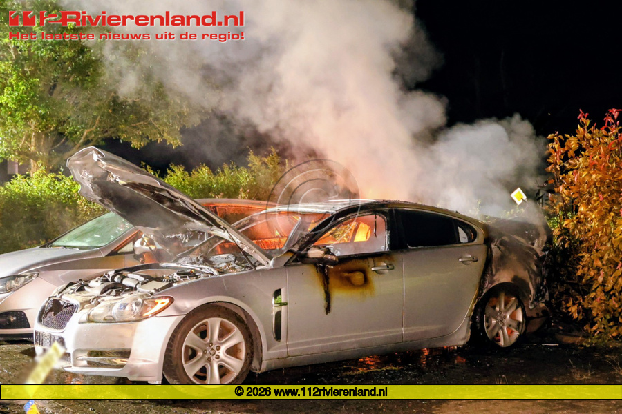 Auto volledig uitgebrand, tweede voertuig zwaar beschadigd