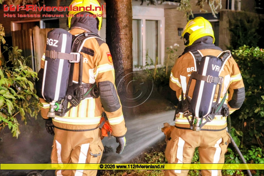 Voorbijgangers blussen containerbrand in voortuin
