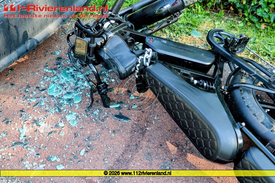 Vrouw op fatbike botst achterop geparkeerde auto