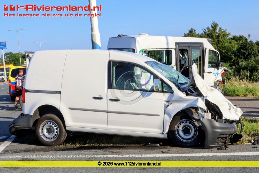 Gewonde naar ziekenhuis na botsing op viaduct A15