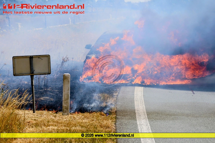 Personenauto volledig uitgebrand op afrit A15