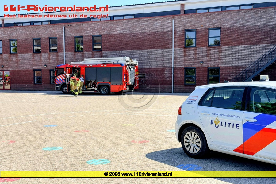 Brandweer bevrijdt meisje met arm bekneld in schooldeur