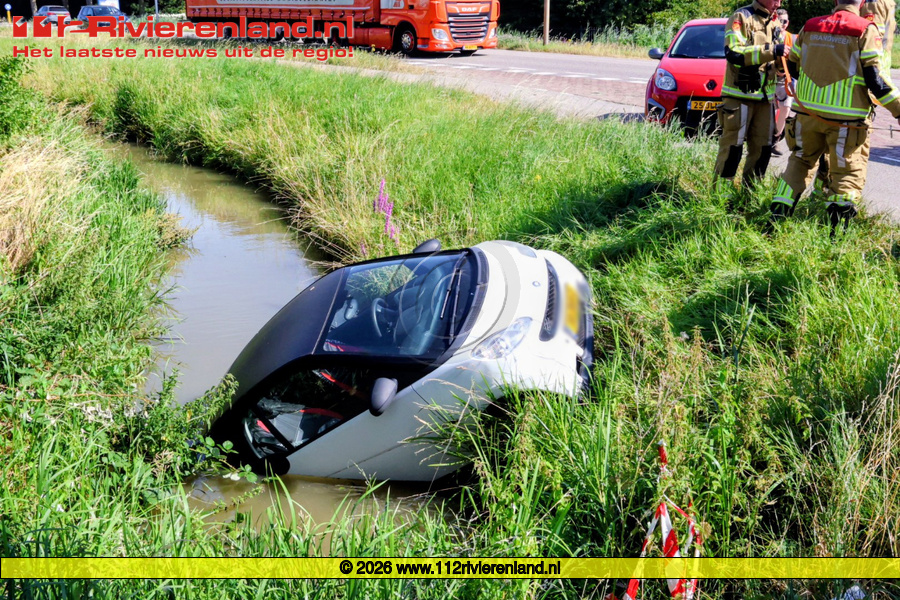 Beneden-Leeuwen – Auto belandt in sloot langs Van Heemstraweg