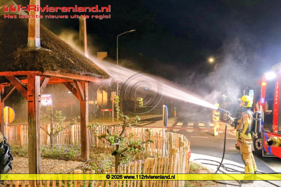 Opnieuw brand in rieten dak van kunstwerk op rotonde