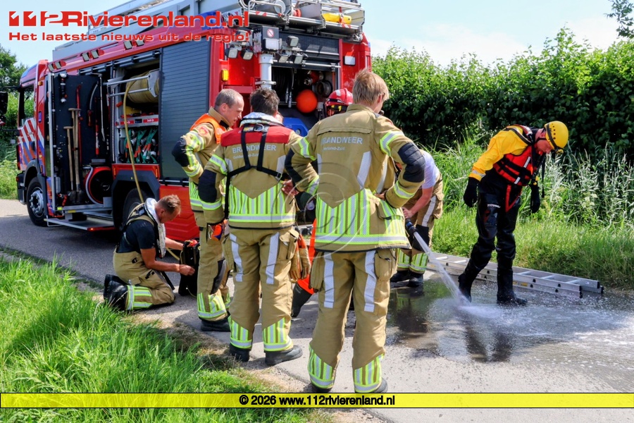 Grote zoekactie na melding persoon te water, persoon uit de sloot gehaald
