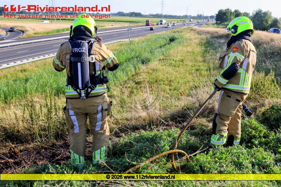 Bermbrand langs toerit A15 snel onder controle