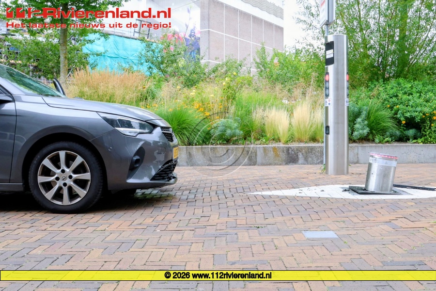 Auto botst tegen poller bij de Zinder