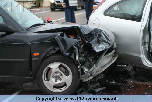 Aanrijding tussen twee auto`s op de  Rijksstraatweg