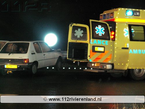 Auto tegen vangrail Rivierenlandlaan/N834