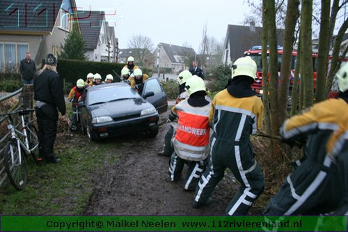 Auto in een droge sloot Julianalaan