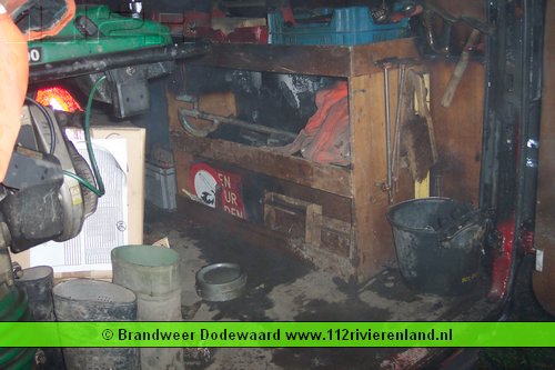 Autobrand door coniferenhaag