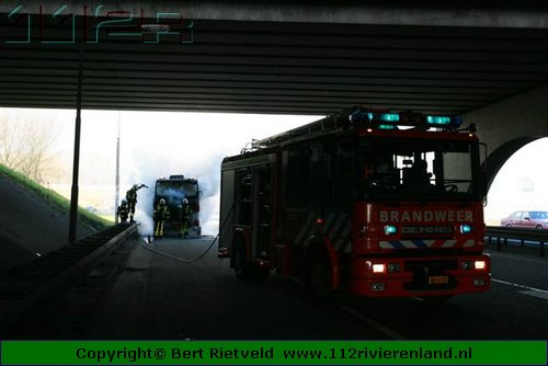 Vrachtwagen geheel uitgebrand op de A2