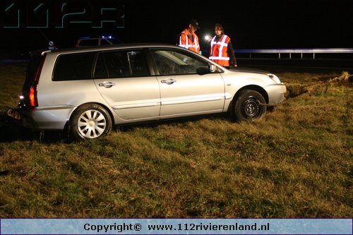 Auto belandt in de sloot A15
