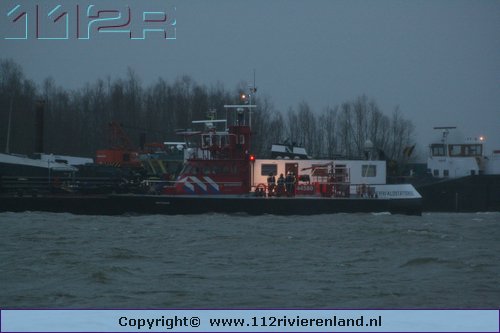 Lekkend schip op de waal