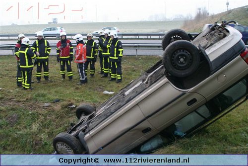 Auto op de kop in de sloot