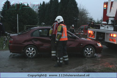 Auto op de kop in de sloot