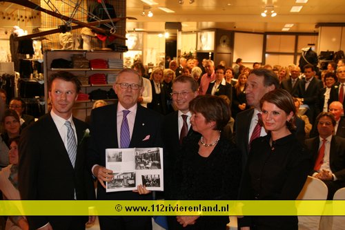 mr. Pieter van Vollenhoven  neemt cheque in ontvangt