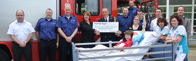 Uitreiking cheque door Brandweer aan kinderafdeling Ziekenhuis Rivierenland