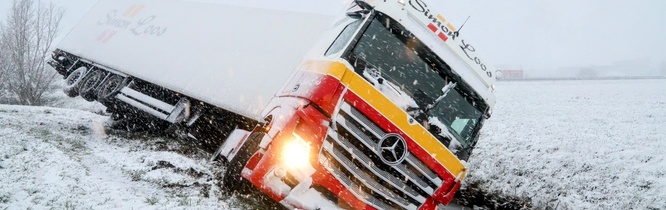 Vrachtwagen in de sloot A15