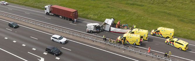 Ongeval A15 tussen vrachtwagen en bestelbus