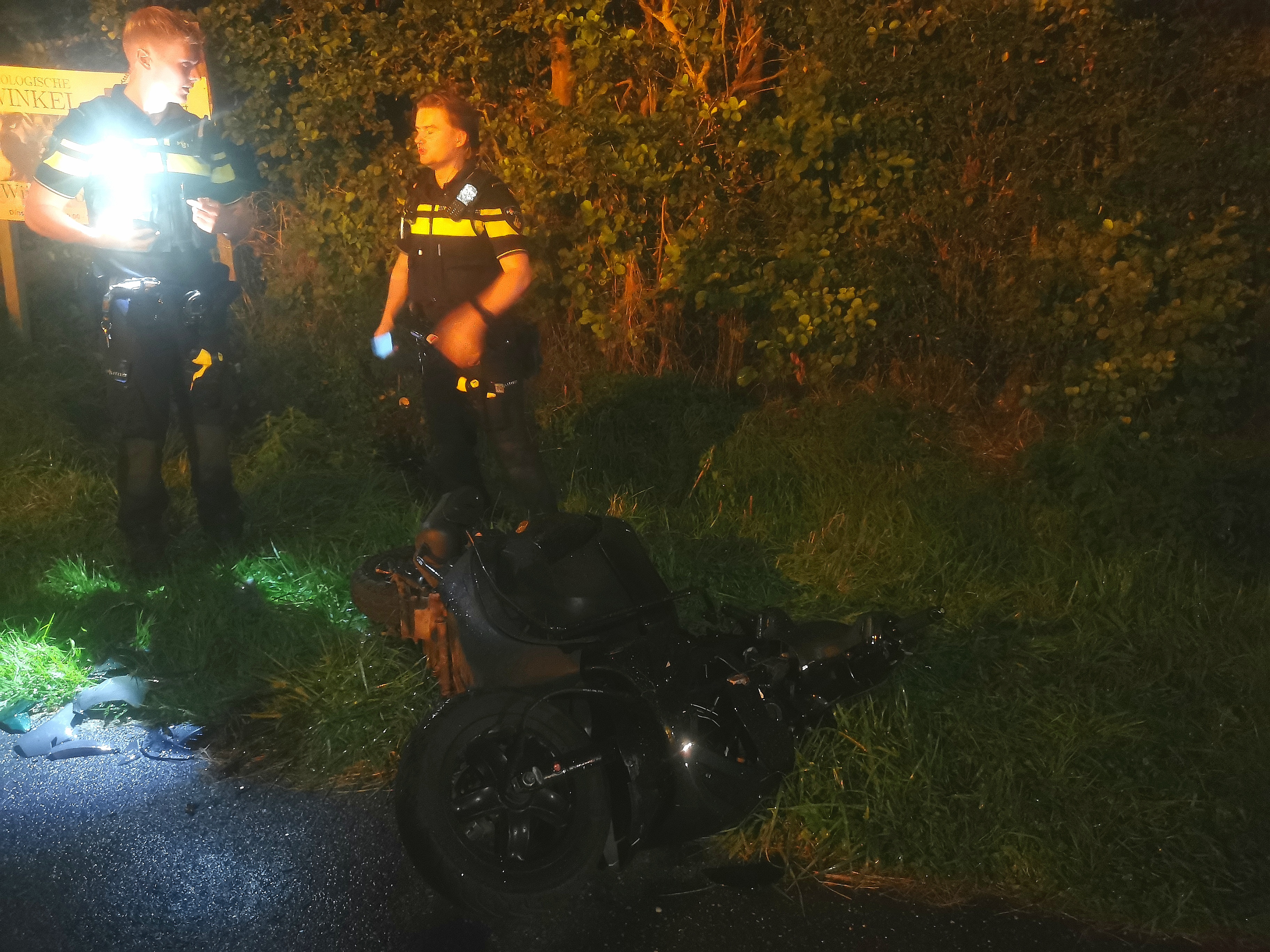 Twee scooters botsen op fietspad