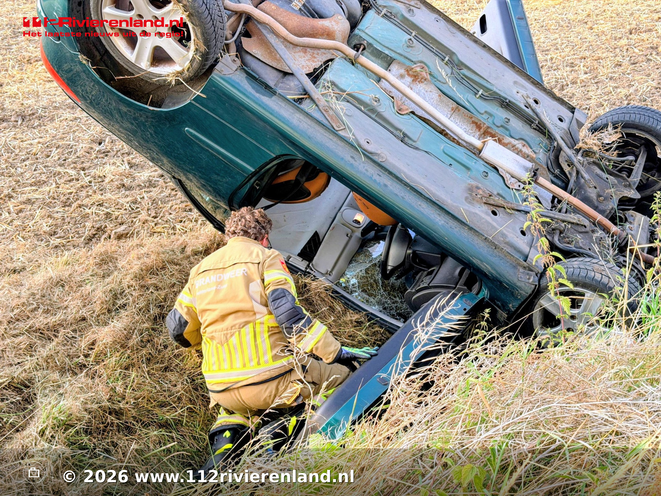 Auto belandt ondersteboven in sloot