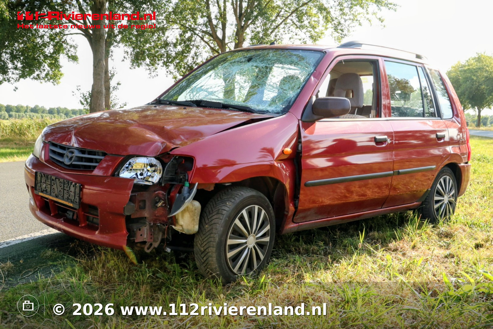 Auto belandt in middenberm en rijdt verkeersborden omver
