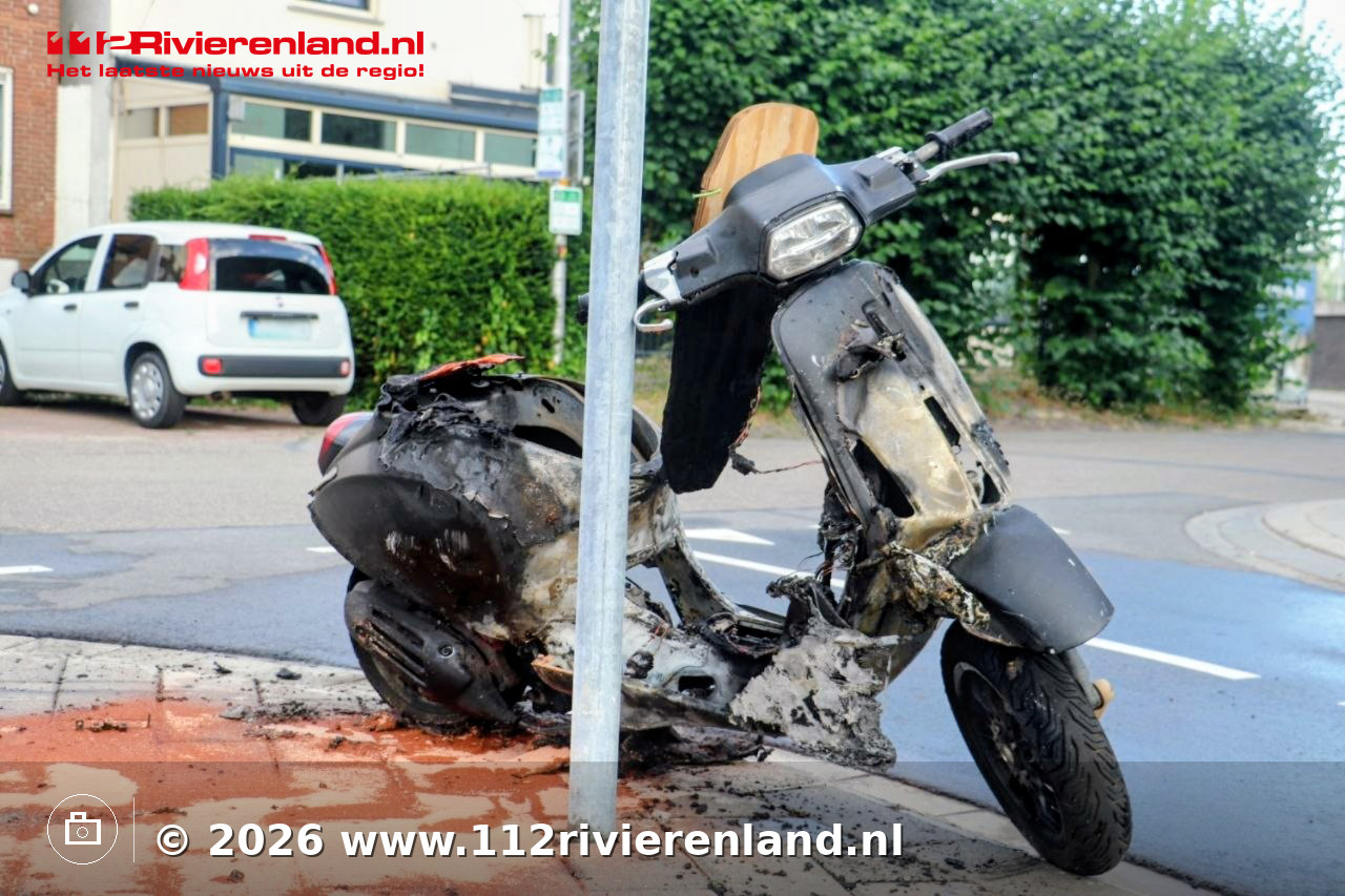 Scooter vliegt tijdens het rijden in brand