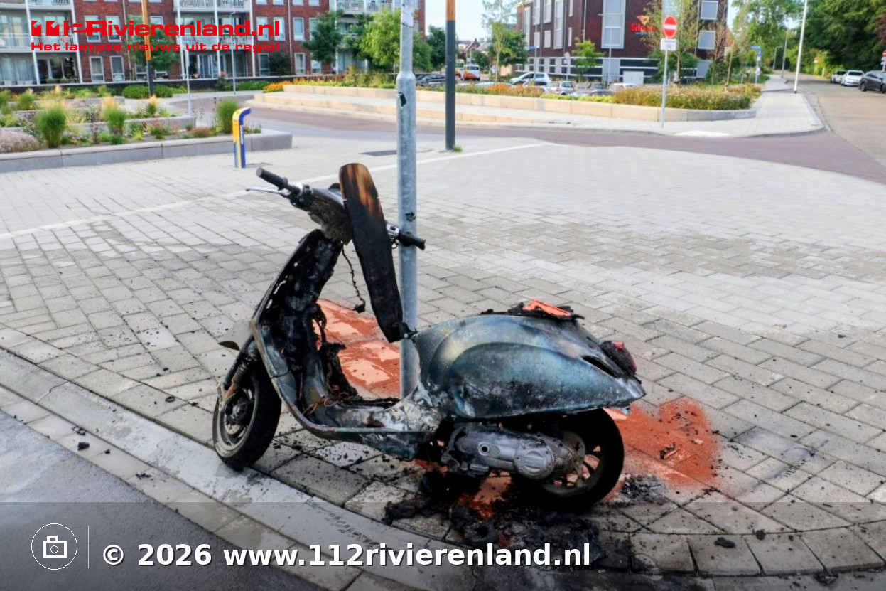 Scooter vliegt tijdens het rijden in brand