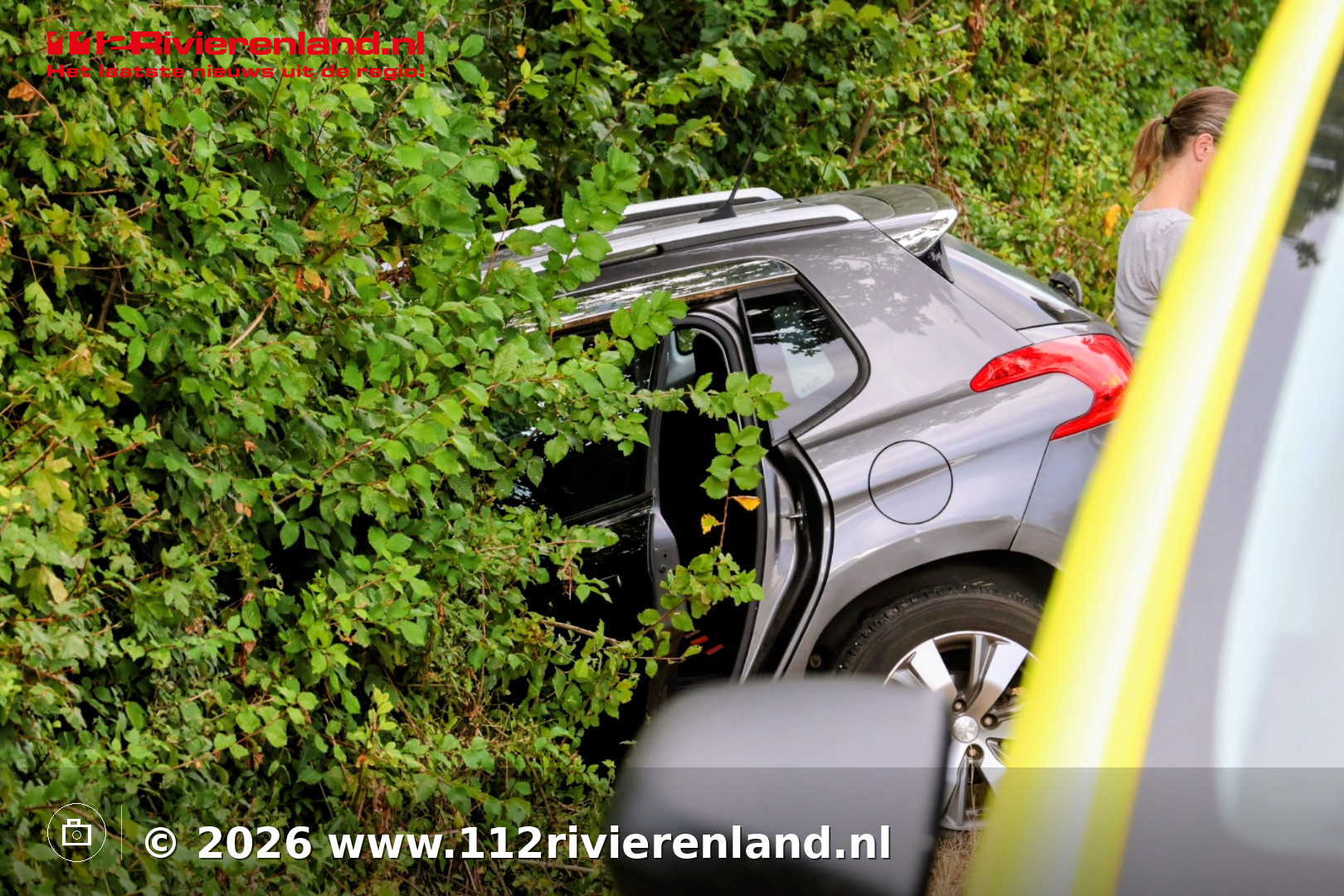 Auto belandt in bosjes langs N834