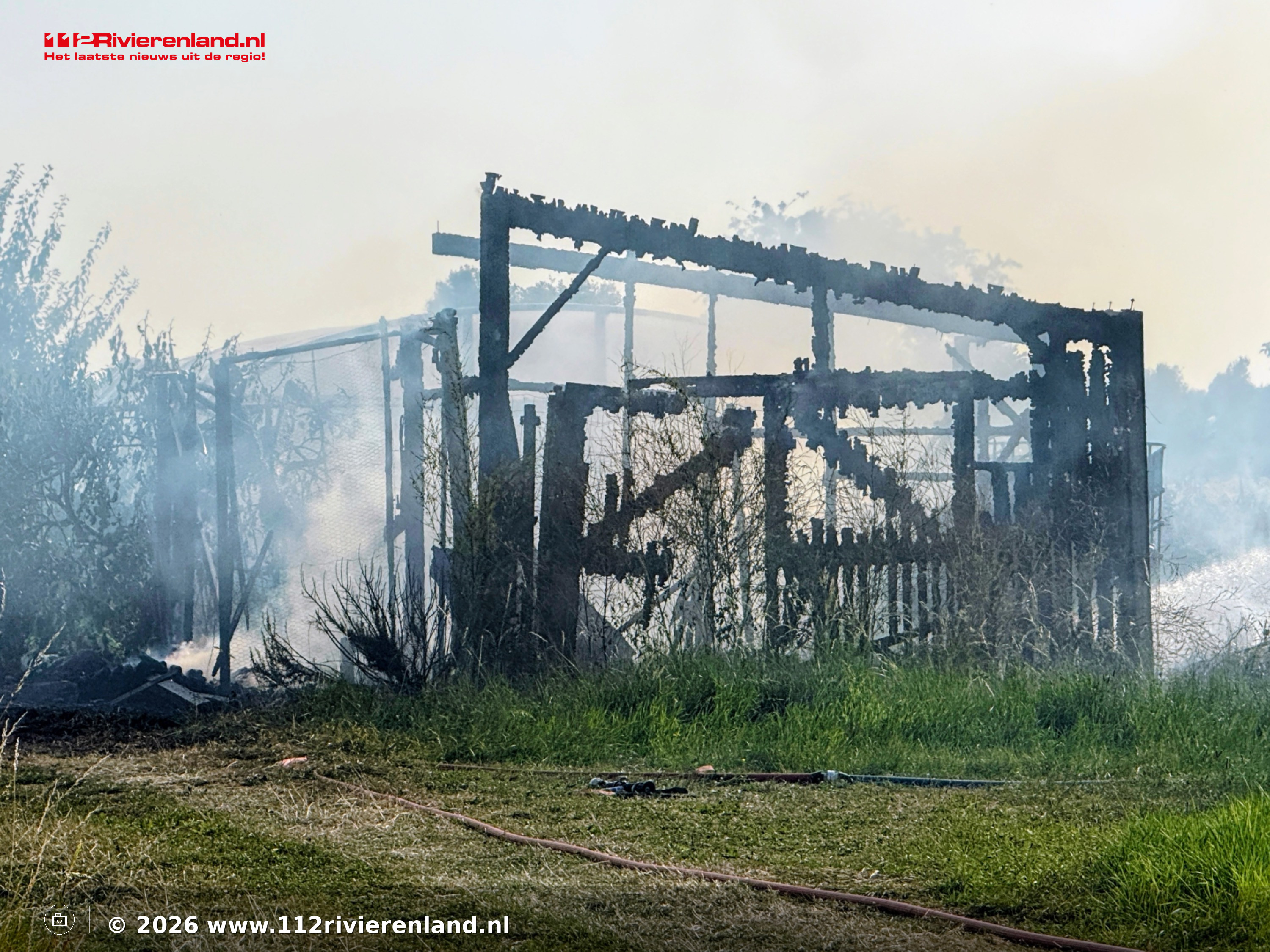 Vrijstaande schuur verwoest door grote brand