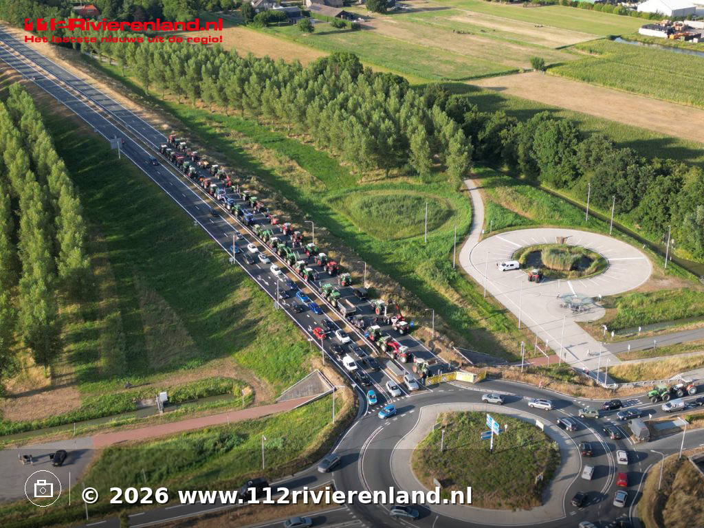 Tractoren blokkeren brug tijdens protest tegen stikstofbeleid